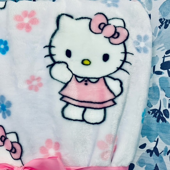 Hello Kitty Blanket - Picture 2 of 4